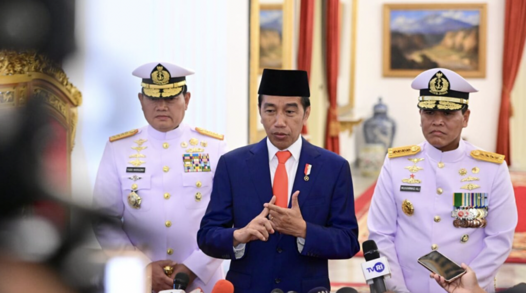 Presiden Joko Widodo menyampaikan keterangan kepada awak media usai melantik Laksamana Muhammad Ali sebagai Kepala Staf Angkatan Laut (KSAL) di Istana Negara, Jakarta, Rabu, 28 Desember 2022. Foto: BPMI Setpres/Muchlis Jr