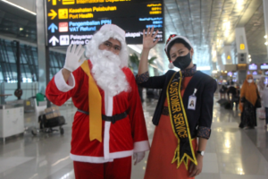 Di Bandara Soekarno-Hatta (Banten), bertepatan dengan hari Natal pada 25 Desember 2022, tokoh Sinterklas membagikan suvenir bagi para penumpang/dok. AP II