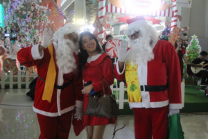 Di Bandara Soekarno-Hatta (Banten), bertepatan dengan hari Natal pada 25 Desember 2022, tokoh Sinterklas membagikan suvenir bagi para penumpang/dok. AP II