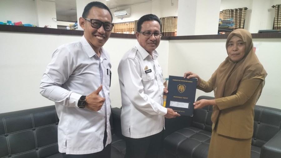Kakankemenag Maros Muhammad didampingi Ketua Tim Percepatan Hibah M Yusuf Jufri menerima sertifikat dari perwakilan Pemkab Maros/Kemenag