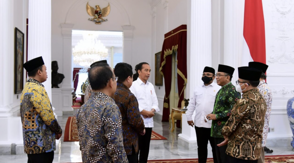Presiden Joko Widodo menerima Ketua Umum Pengurus Besar Nahdlatul Ulama (PBNU), Yahya Cholil Staquf, di Istana Merdeka, Jakarta, pada Senin, 2 Januari 2023. Foto: BPMI Setpres/Muchlis Jr