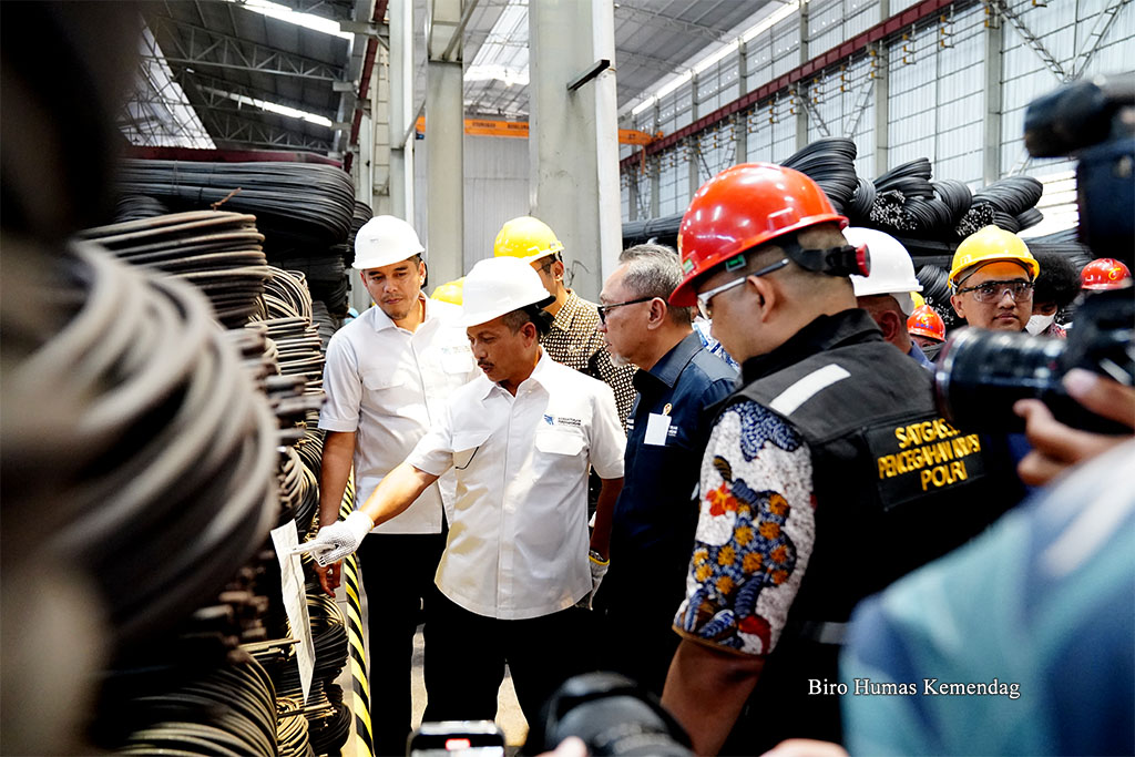 Menteri Perdagangan, Zulkifli Hasan memimpin kegiatan pemusnahan barang hasil pengawasan berupa produk baja tulang beton (BjTB) berjumlah 419.537 batang dengan berat 2.302 ton atau senilai Rp32 miliar di Kabupaten Tangerang, Banten, Kamis (12 Jan)/Humas Kemendag
