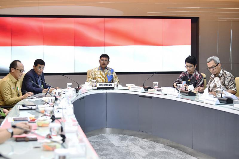 Menkominfo Johnny G. Plate saat memimpin rapat bersama perwakilan kementerian, Lembaga Penyiaran Publik TVRI, penyelenggara multipleksing dan industri di Kantor Kementerian Kominfo, Jakarta Pusat, Selasa (10/01/2023). /Kominfo