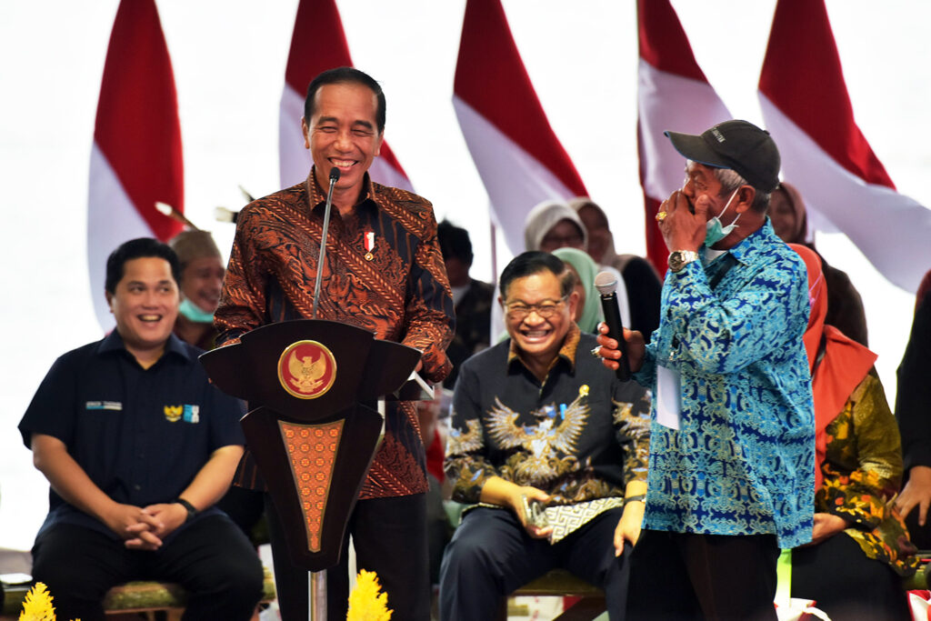 Presiden Jokowi berdialog dengan Saifudin salah satu perwakilan penerima SK Hutan Sosial di Balikpapan Kaltim Rabu 22 2 2023 Foto Setkab