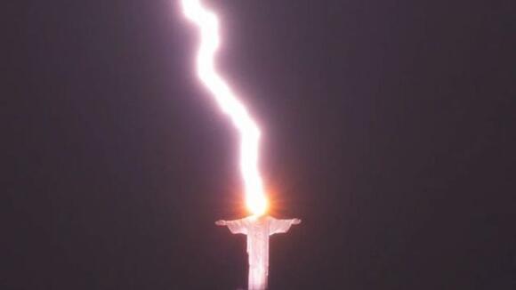 Patung Yesus di Brazil Tersambar Petir