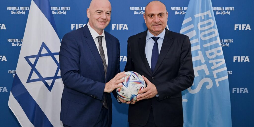 Presiden FIFA Gianni Infantino kiri berfoto bersama Presiden Israeli Football Association IFA President Shino Moshe Zuaresd di Paris Perancis Selasa 28 2 2023