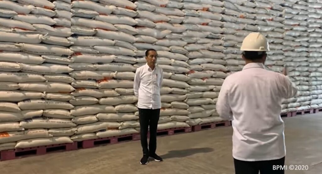 Presiden Jokowi di gudang beras Bulog belum lama ini Foto Setkab