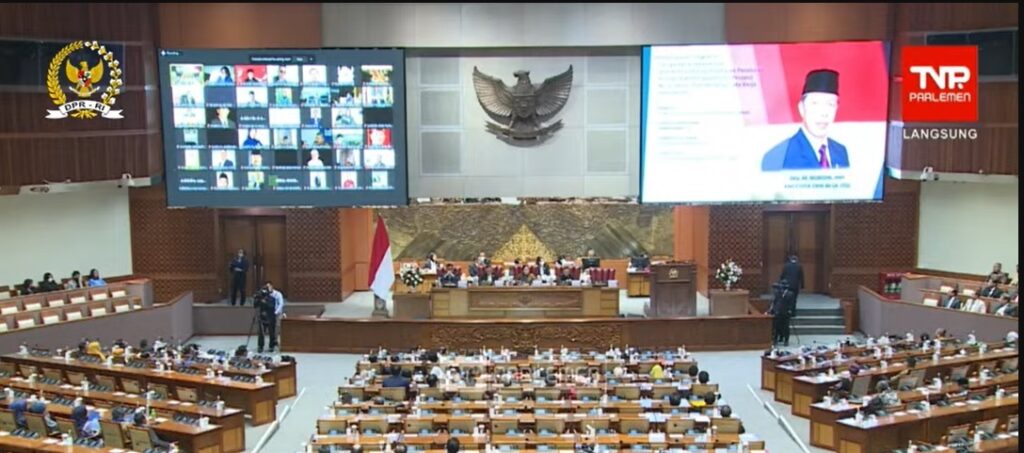 Suasana Rapat Paripurna Pengesahan Perppu Cipta Kerja menjadi UU di Gedung DPR RI Jakarta