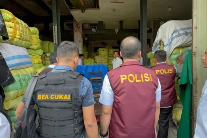 Polisi Gerebek Gudang Penyimpanan Baju Bekas Impor di Jakarta dan Bekasi/Humas Polri
