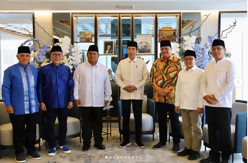 Ketua Umum Partai Gerindra Prabowo Subiakto Presiden Joko Widodo dan Ketua Umum Partai Golkar Airlangga Hartarto berfoto bersama 4 pimpinan partai di Jakarta