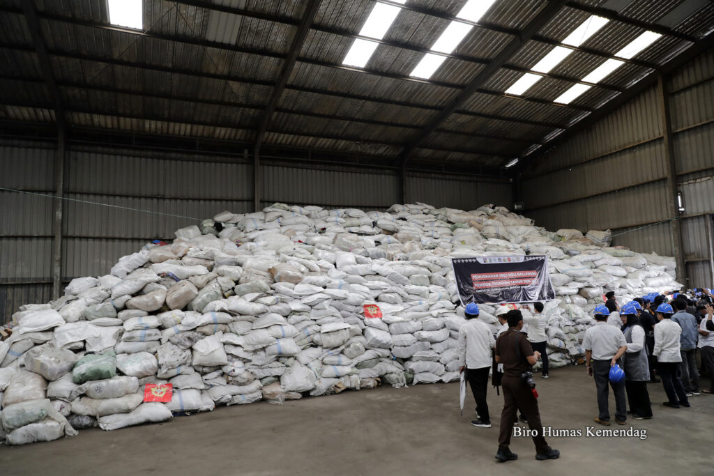 Pakaian bekas siap dimusnahkan di Kantor Pelayanan Utama Bea dan Cukai Batam, Kepulauan Riau, Senin (3/4/2023). Foto: Kemendag