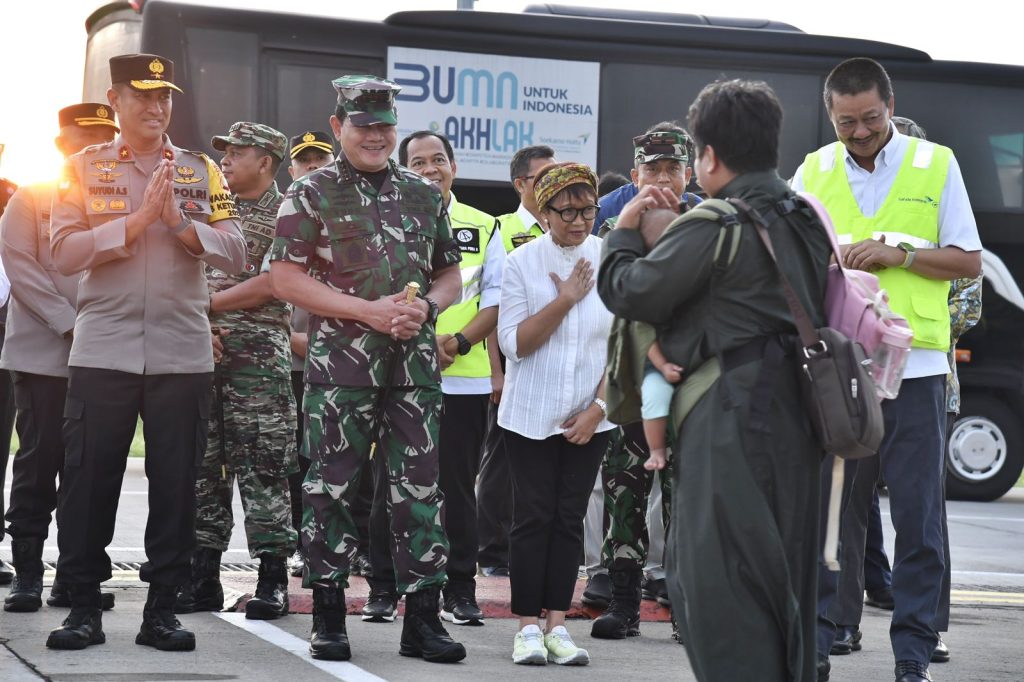 Menlu Retno Marsudi dan Panglima TNI Laksamana Yudo Margono sambut kedatangan WNI dari Sudan di Jakarta, Jumat (28/4/2023). Foto: ist