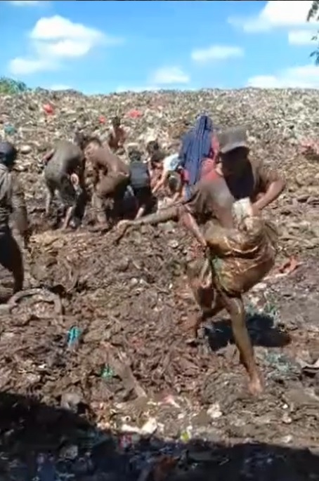 Puluhan warga Bengkalis, Riau mengambil daging kerbau yang ditimbun Bea Cukai Bengkalis di TPA Bantan, Senin (29/5/2023). Foto: Tangkap layar video IG bengkalisku