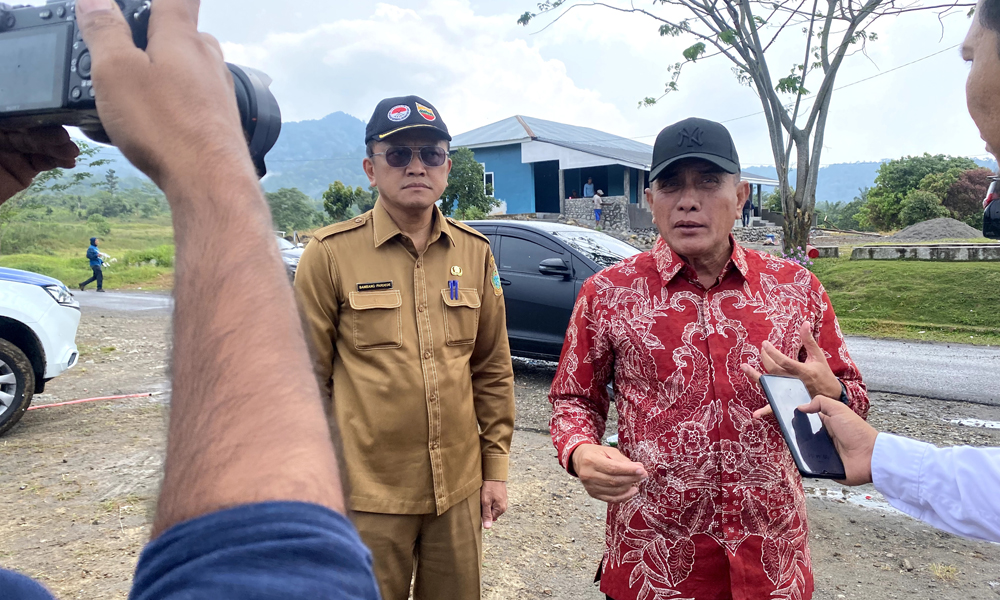 Gubernur Sumatera Utara (Sumut) Edy Rahmayadi menempuh jalur Jalan Provinsi yang akan dibangun sebagai rute distribusi logistik