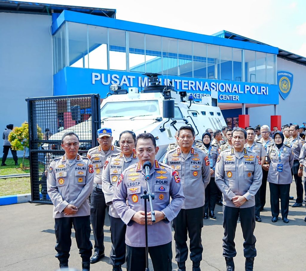 Kapolri Jenderal Listyo Sigit Prabowo memberikan keterangan pers soal TPPO, di acara Rakernis Divisi Hubinter Polri di Serpong Tangerang, Banten, Rabu (31/5/2023). Foto: Polri