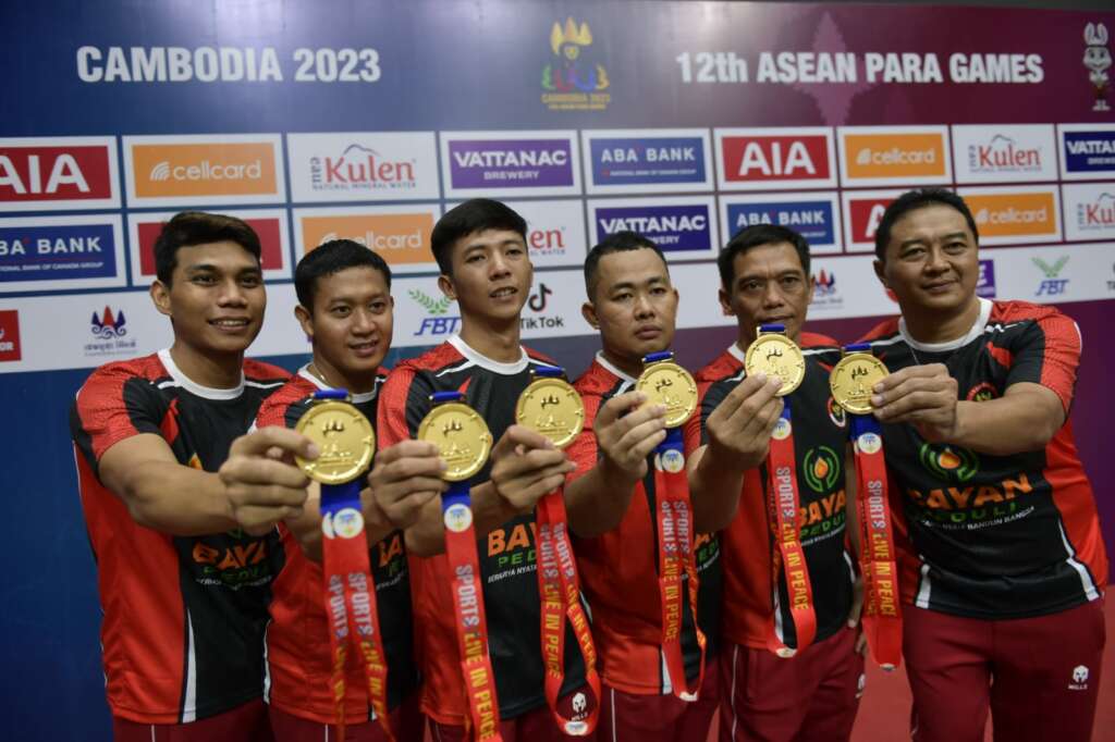 Atlet Indonesia peraih medali emas di Asean Para Games 2023 berfoto bersama di Morodok Techno Badminton Hall, Phnom Penh, Kamboja, Sabtu (3/6/2023). Foto: Kemenpora