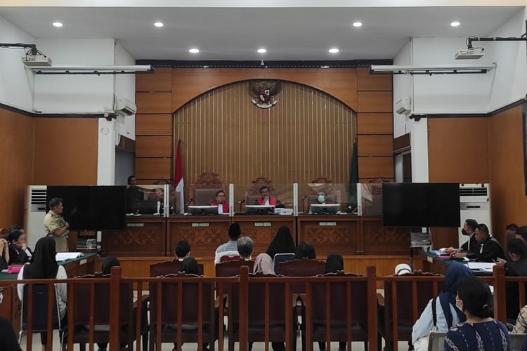 Suasana sidang Siti Khotimah (23), asisten rumah tangga (ART) asal Pemalang, Jawa Tengah, dengan agenda pemeriksaan saksi di Pengadilan Negeri Jakarta Selatan, Senin (5/6/2023). (KOMPAS.com/Dzaky Nurcahyo)