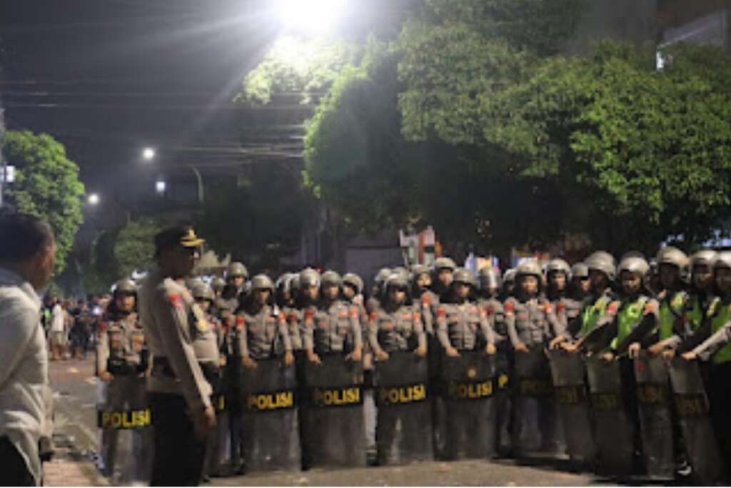 Personil Polresta Yogyakarta, dibantu Polda, Brimob dan TNI mengamankan lokasi bentrokan antara PSHT dan Brajamusti di Yogkayarta, Minggu (5/6/2023) malam. Foto: Polres Yogyakarta