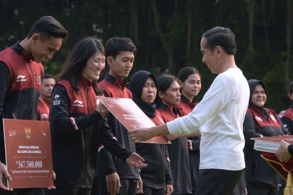 Presiden Jokowi memberikan bonus pada atlet, pelatih, dan asisten pelatih peraih medali di SEA Games Kamboja, Senin (5/6/2023), di halaman depan Istana Merdeka, Jakarta.