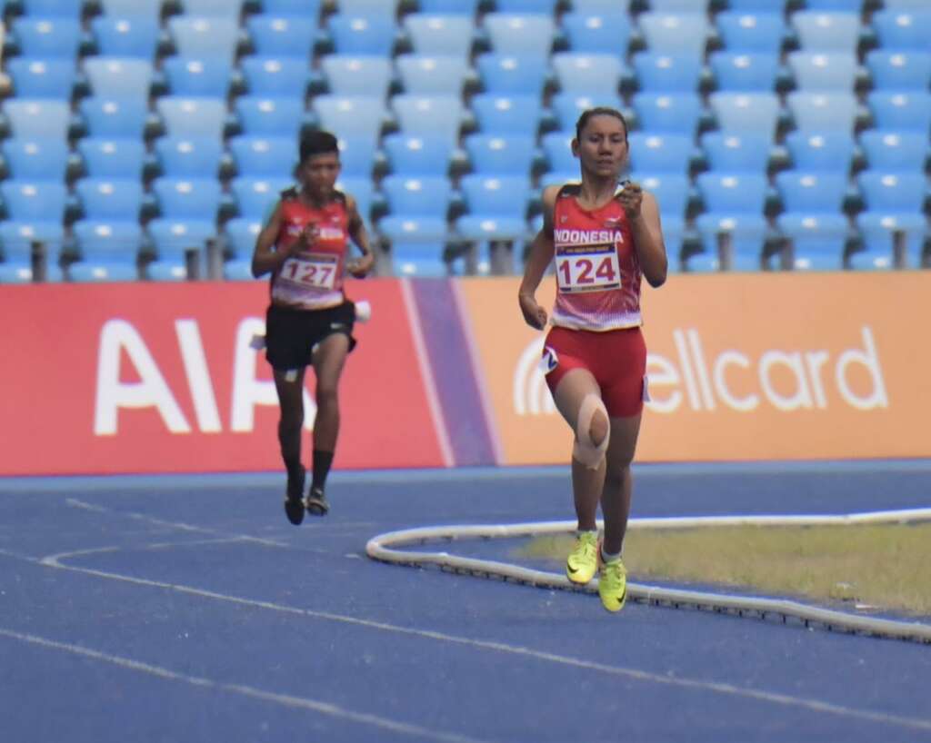 Atlet para atletik putri Indonesia Elvin Elhudia Sesa di luar dugaan berhasil meraih medali emas ketika dipercaya turun di Nomor 1.500 Meter Putri T20 dengan mencatatkan waktu terbaik 5 menit 29.58 detik.