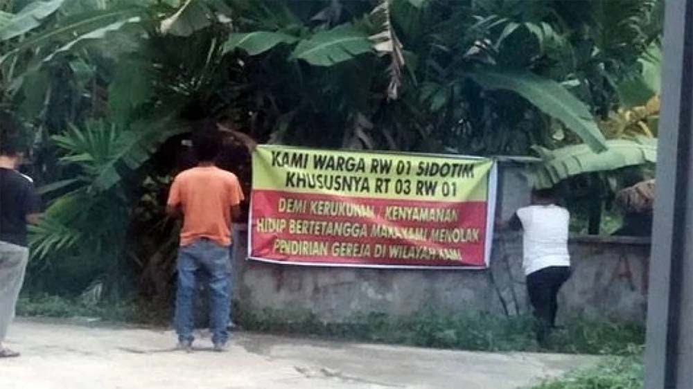 Spanduk penolakan pendirian Gereja GMS di Binjai, Sumatera Utara.