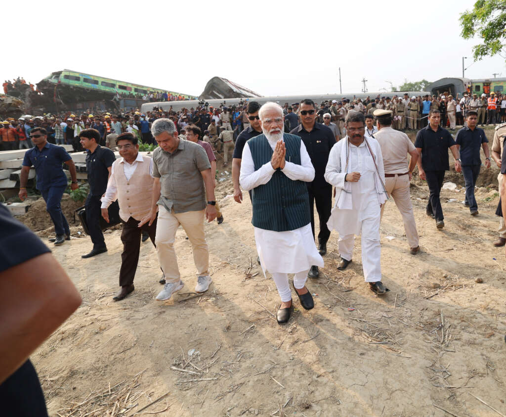 PM India kunjungi lokasi kecelakaan kereta di Odisha, Balasore, Sabtu (3/6/2023). Foto: PIB India