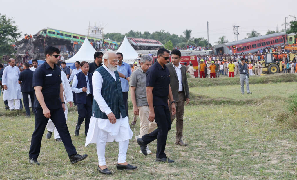 PM India kunjungi lokasi kecelakaan kereta di Odisha, Balasore, Sabtu (3/6/2023). Foto: PIB India
