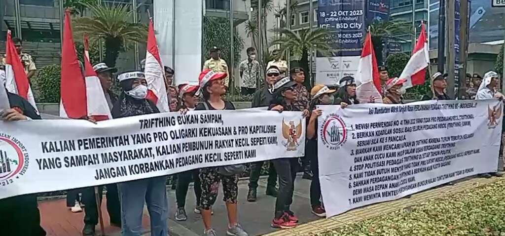 Ratusan pedagang pakaian bekas menggelar aksi unjuk rasa di depan Kantor Kementerian Perdagangan RI, Jakarta, Selasa (6/6/2023). Foto: Ist