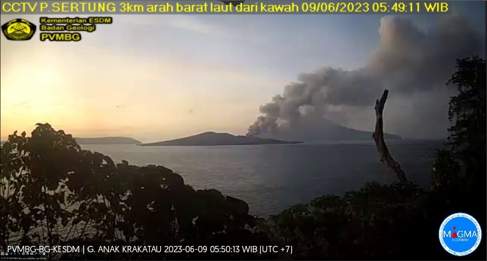 Gunung Anak Krakatau mengalami erupsi, Jumat 9 Juni 2023 pukul 08:46 WIB dengan tinggi kolom abu teramati skeitaf 3.000 m di atas puncak.