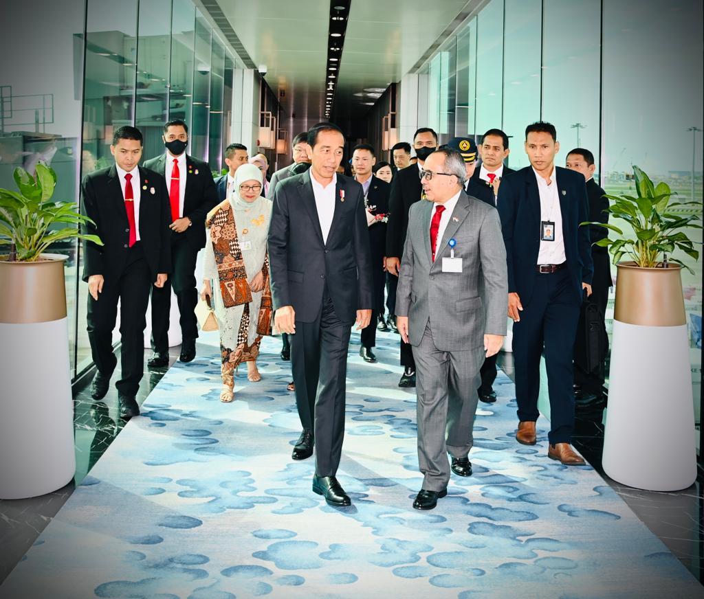 Presiden Jokowi saat tiba di Bandara Internasional Changi, Singapura, Rabu (7/6/2023).