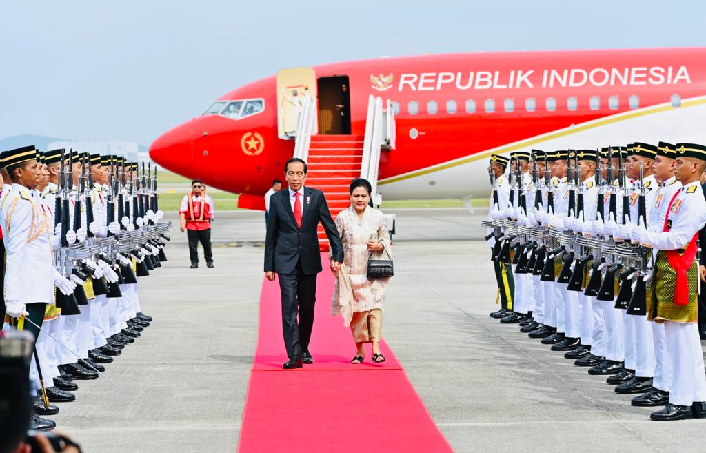 Presiden Jokowi dan Ibu Iriana Jokowi tiba di Bandara Internasional Kuala Lumpur Malaysia, pada Rabu (7/6/2023).