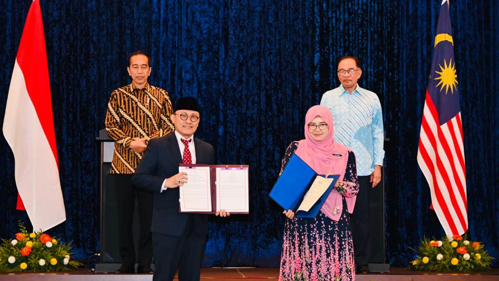 Disaksikan Presiden Jokowi dan PM Malaysia, Indonesia dan Malaysia secara resmi menjalin kerja sama pengakuan sertifikat halal.