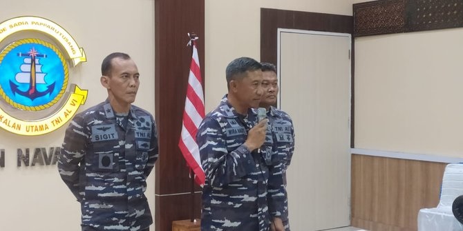 Kadispenal Laksamana Pertama I Made Wira Hady Arsanta W memberikan keterangan pers di Mako Lantamal VI Makassar, Sabtu (3/6/2023). Foto: Ist