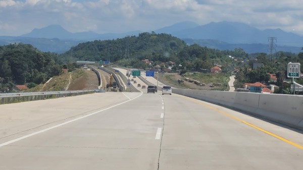 Jalan tol Cisumdawu ruas Cimalaka-Dawuan siap beroperasi pada Juni 2023.