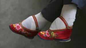 Tradisi kaus kaki dan sepatu lotus di China. Foto: theatlantic