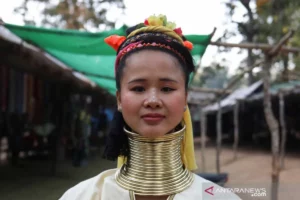 Salah satu perempuan suku Kayan, Thailand menggunakan perenggang otot leher. Foto: Ist