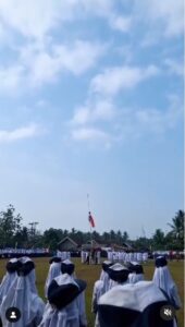 Seorang pelatih pasukan pengibar bendera (paskibra) terjatuh dari tiang bendera saat memperbaiki tali bendera yang putus, di di lapangan Desa Kertosari, Kecamatan Tanjung Sari pada Kamis (17/8/2023) pagi.Foto: info_jabodetabek's