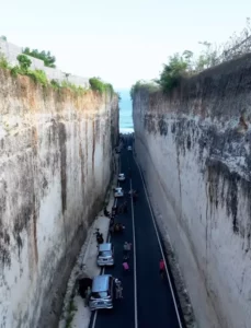 Sebuah jalan menuju Pantai Pandawa di Bali dari tebing yang dibelah. Foto: Travel Achieves/Oddity Central